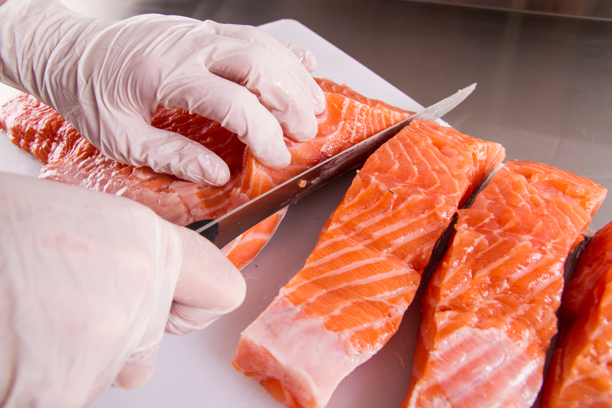 AdobeStock_124465509_slicing_salmon