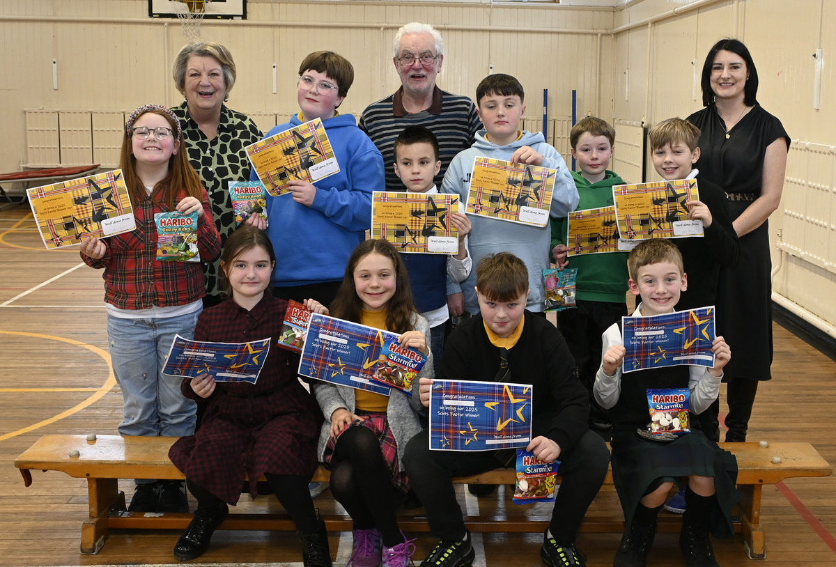 All of the young performers in classes 4-7 with Judges Mairi Finlayson (left), Iain Ferguson and Head Teacher Tanya Ross. Photograph: Iain Ferguson, alba.photos.