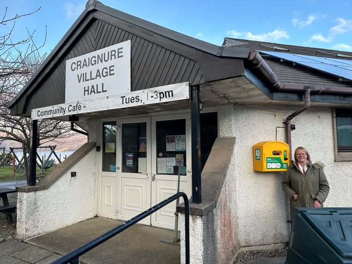 NO_T07_trustee_Sue_Morrissy_with_new_Craignure_hall_defib.jpg NO_T07_trustee_Sue_Morrissy_with_new_Craignure_hall_defib.jpg