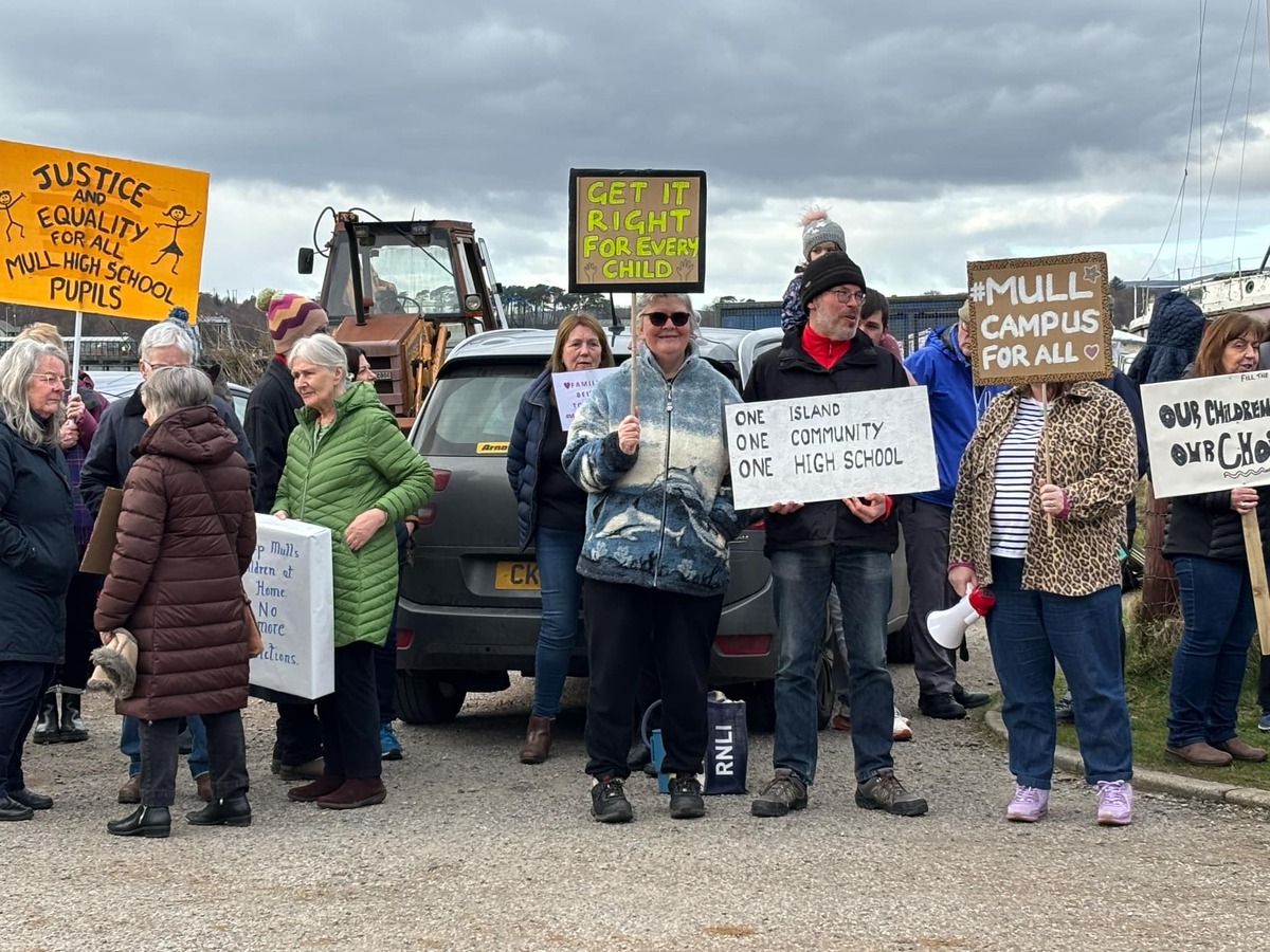 Mull Campus protestors make themselves loud in Craignure