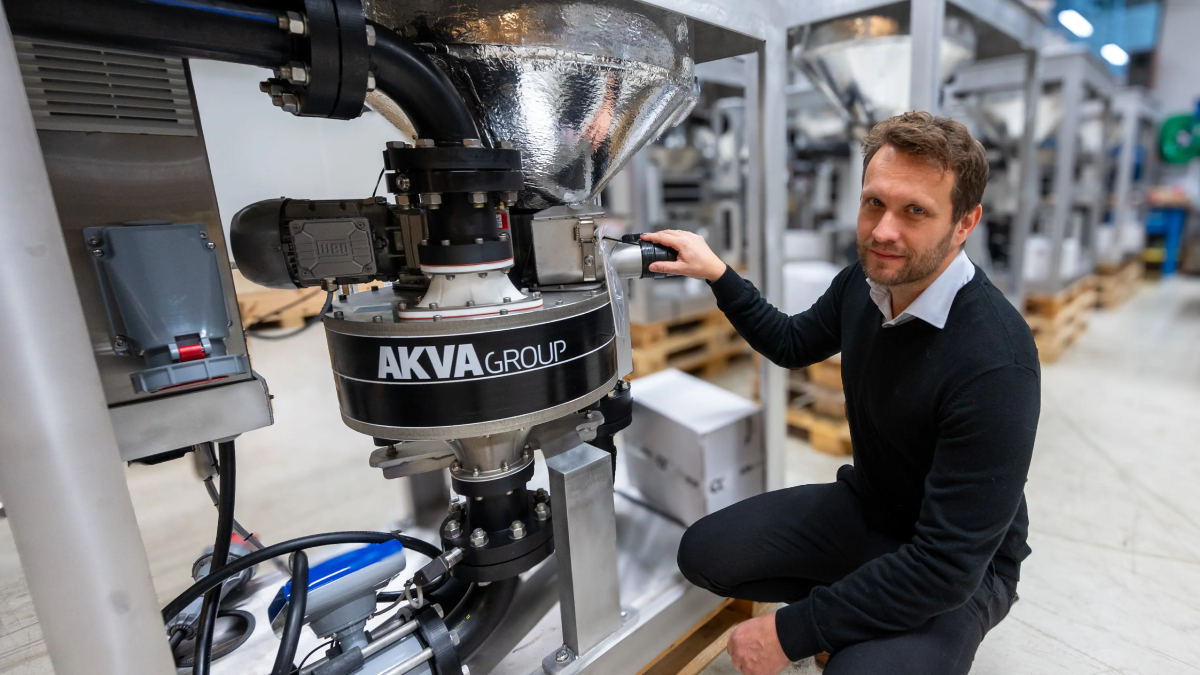Arnstein_Hosaas_at_waterborne_feeding_in_production._AKVA_20250425