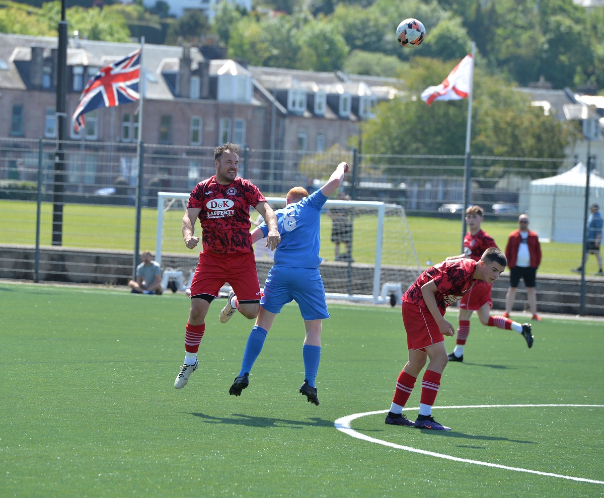 DSC 2895 Ben Forbes beats Ryan Dickson in the air