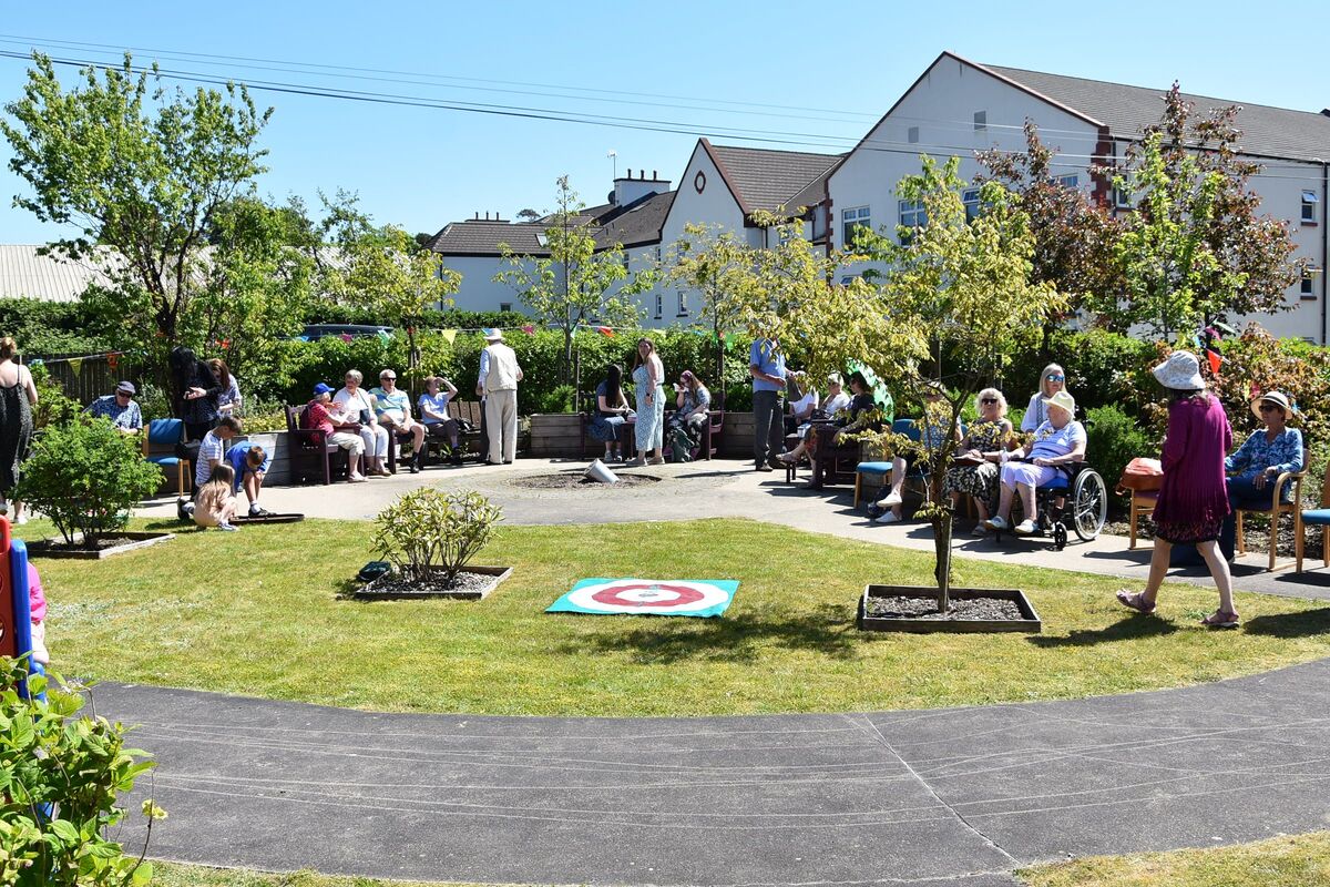 Montrose House residents and visitors enjoy the sunshine in the well-tended garden. Montrose House residents and visitors enjoy the sunshine in the well-tended garden.