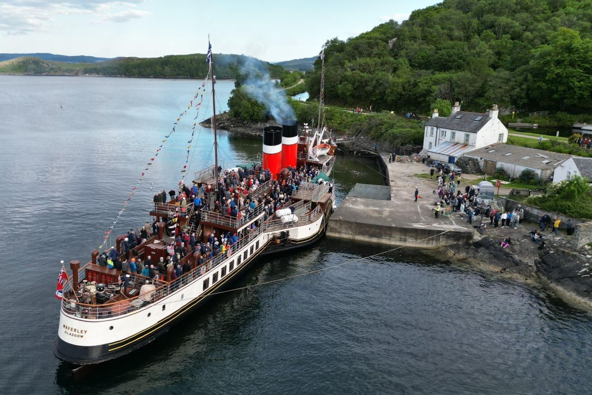 Waverley steams into Crinan for first time in 30 years
