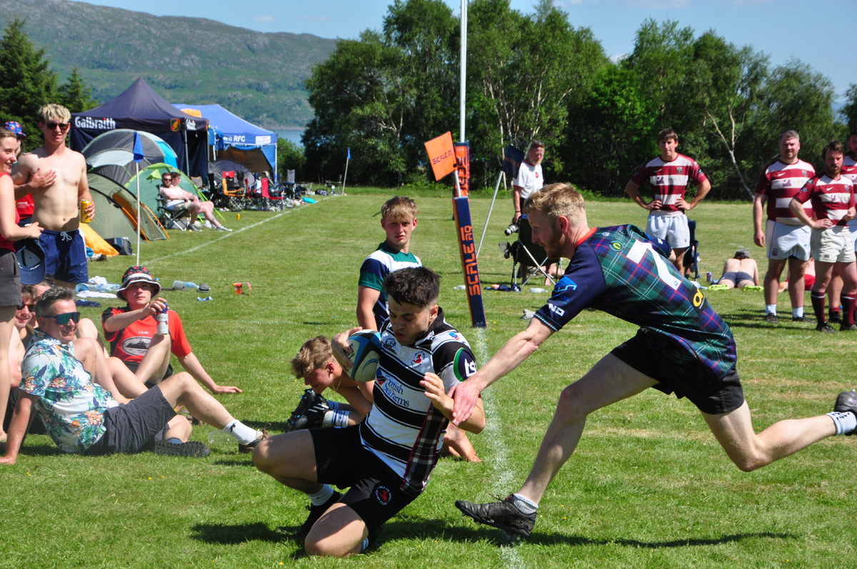 ow t21 Murdo MacLennan slides in for a mull try