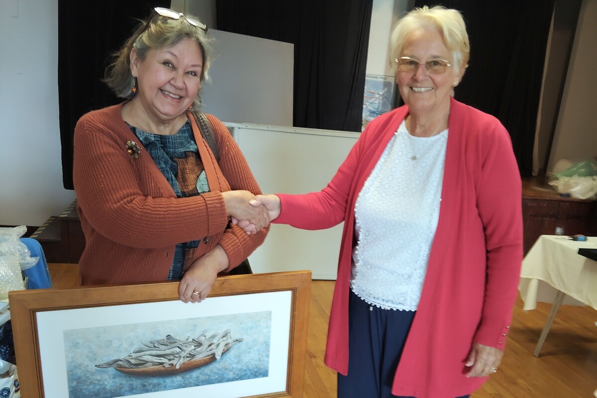 Kathleen Sowden presents Iris Russell with the People’s Choice Award for her winning watercolour painting. Photograph: AVA. Kathleen Sowden presents Iris Russell with the People’s Choice Award for her winning watercolour painting. Photograph: AVA.