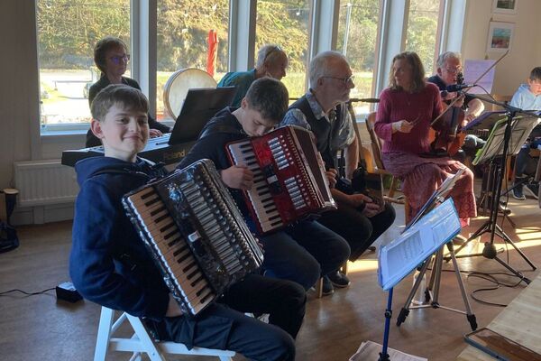 Fèis an Tairbeirt pupils entertain international visitors