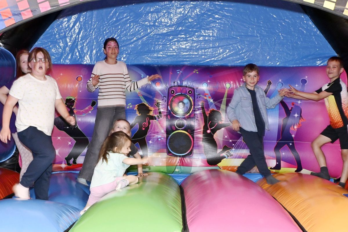 WEB NO F23 LundavraSummerFete 25 BouncyCastle IF WEB NO F23 LundavraSummerFete 25 BouncyCastle IF