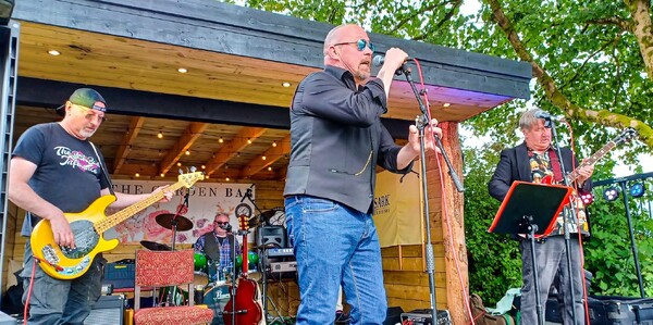 Ross MacDonald singing with Dr Hip and the Blues Operation.