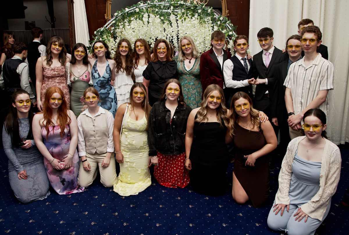 no kmg t26 oban hs leavers dance group shot