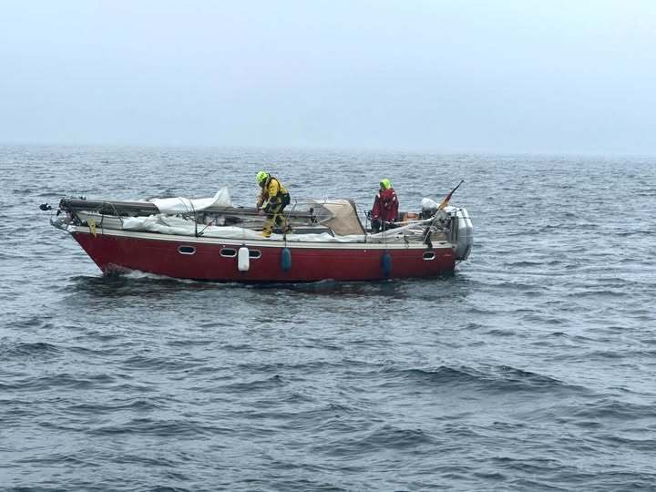 Oban RNLI to the rescue after yacht's mast collapses