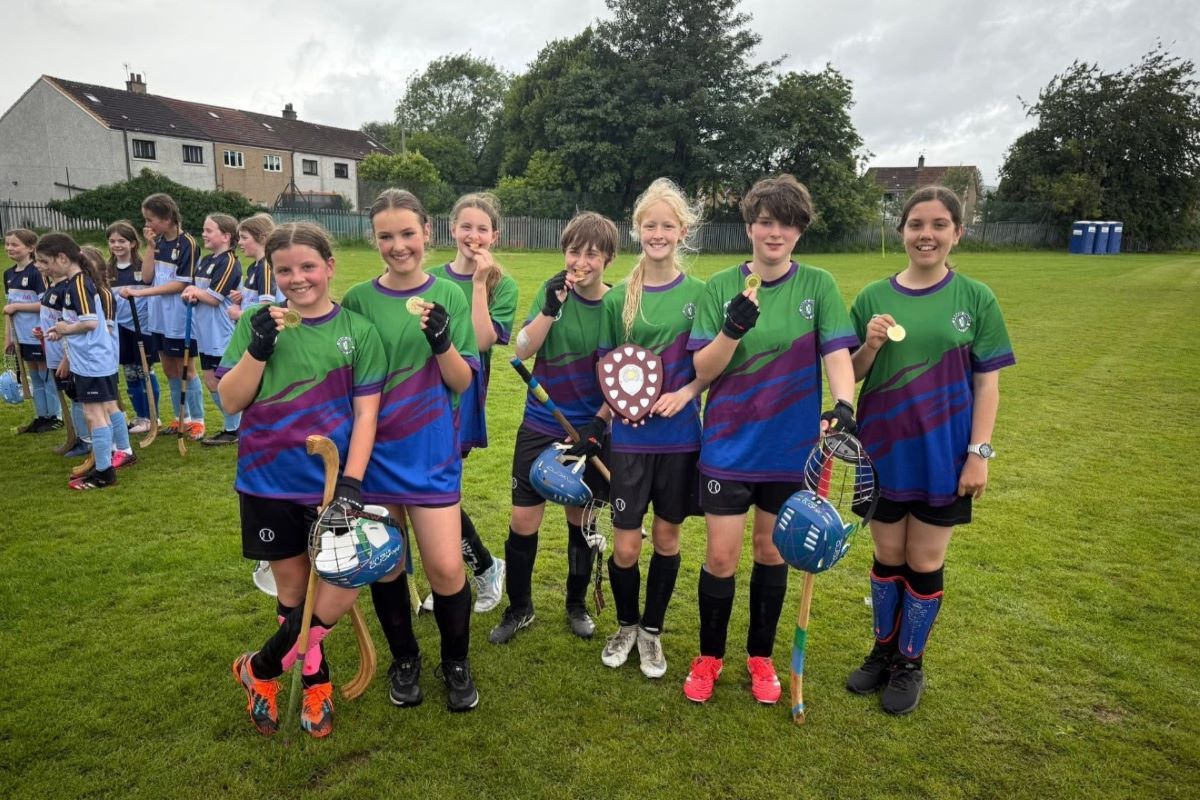 NO B26 Arran primary girls shinty are South Scotland champs 01 web