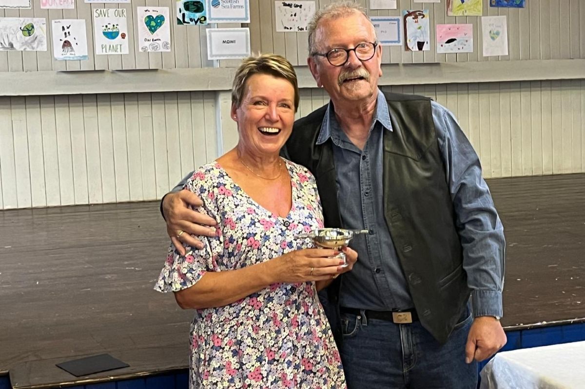 Caroline Jackson receiving the Best in Show trophy from Jimmy Morton. Caroline Jackson receiving the Best in Show trophy from Jimmy Morton.