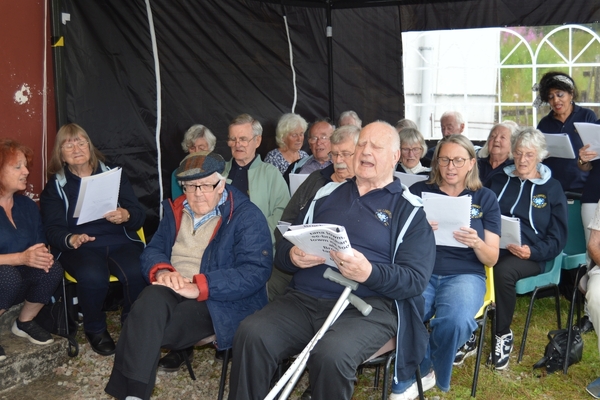 Seasonal gesture from Argyll hotel boosts dementia choir's coffers