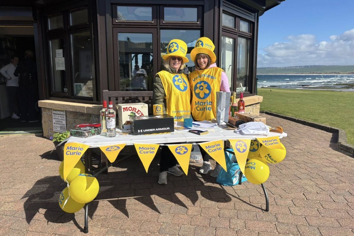 Marie Curie fundraisers thank golf club for support