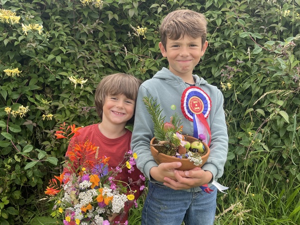 Luing produce show blooms