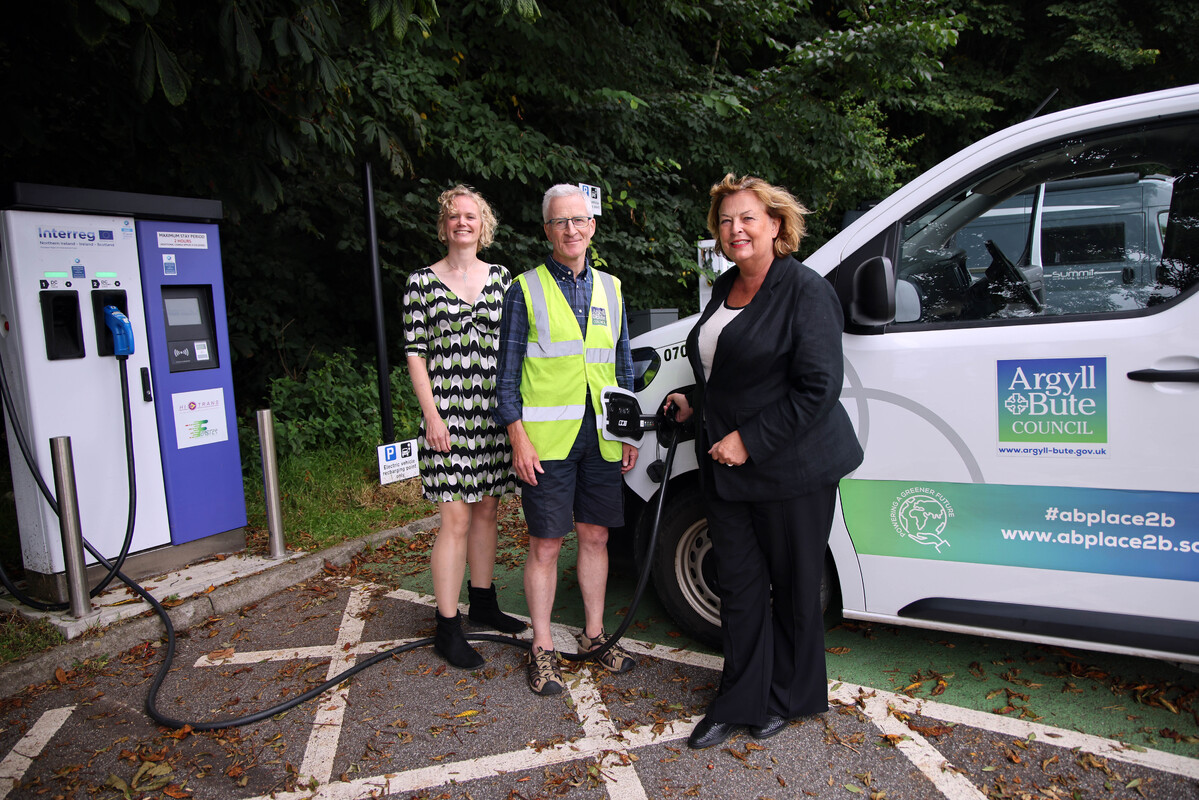 no t34 Cabinet Secretary Fiona Hyslop with Project Manager Gemma Robinson and driver Pete MacKay no t34 Cabinet Secretary Fiona Hyslop with Project Manager Gemma Robinson and driver Pete MacKay