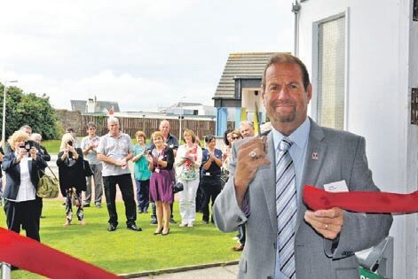 2015: Ewen McLean of the National Kidney Federation cut the ribbon to declare the new unit open.