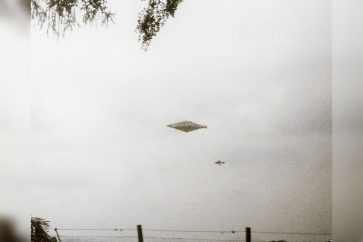 Documentarians need help to identify Calvine UFO photographer
