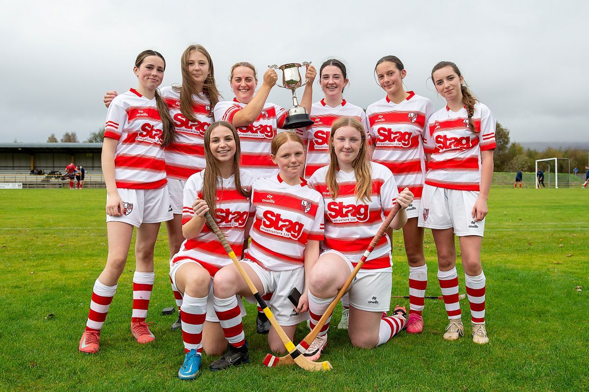 NO T42 Md 25 Shinty Lochaber lift the Learn Gaelic Trophy in the Womens Shinty Cup 02 web NO T42 Md 25 Shinty Lochaber lift the Learn Gaelic Trophy in the Womens Shinty Cup 02 web