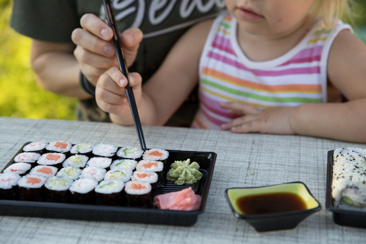 mother child sushi AdobeStock 373526820 web