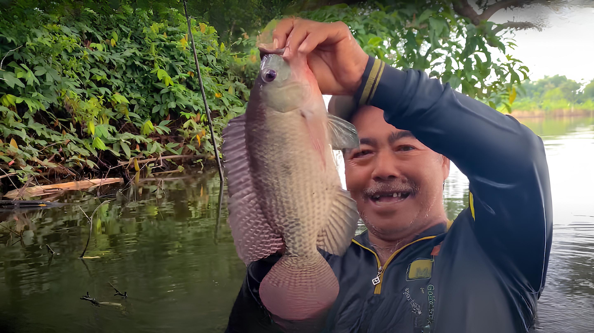 Heru educating the public about fish via his YouTube channel Heru Tirto Fishing Source Heru Winarto web