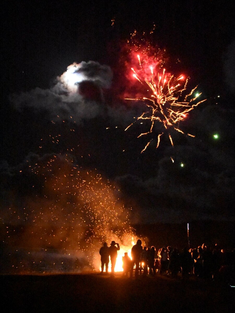 A45 Lamlash bonfire night 03 web fingers crossed