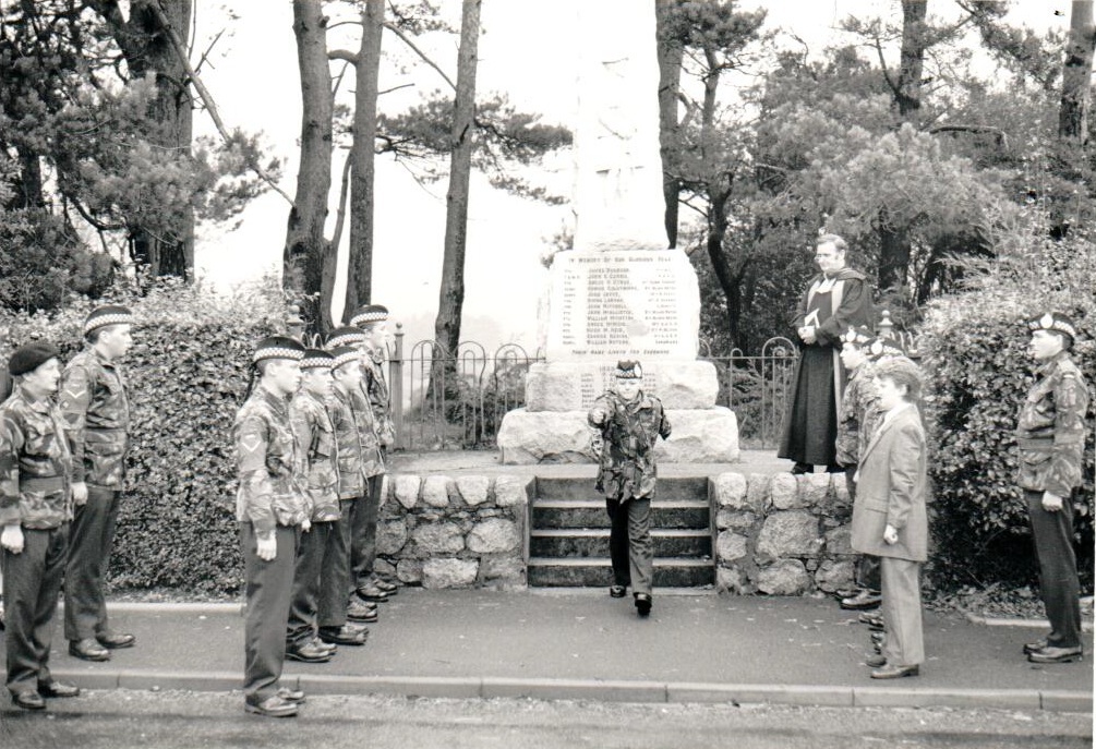 01 B46TYA01 25 brodick war memorial 01 B46TYA01 25 brodick war memorial