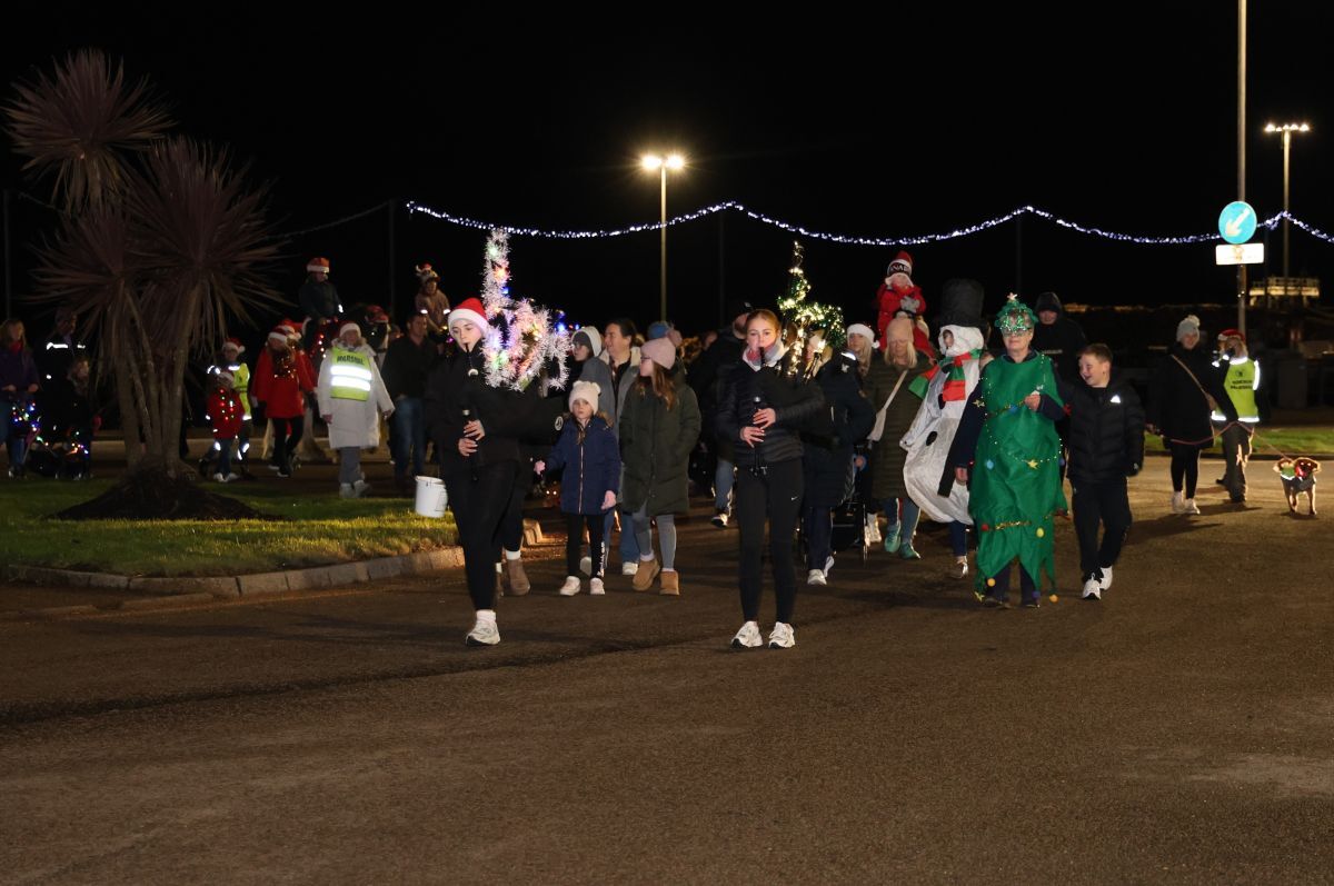 Charity walk&rsquo;s festive fun lights up Campbeltown