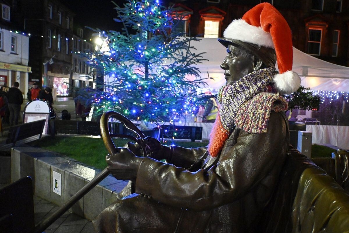 Festive light-up makes town centre sparkle for Christmas