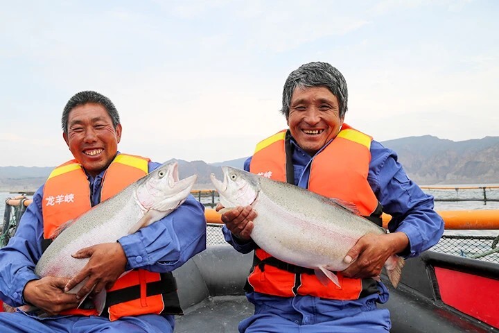 Longyang Fresh workers with trout 20251209