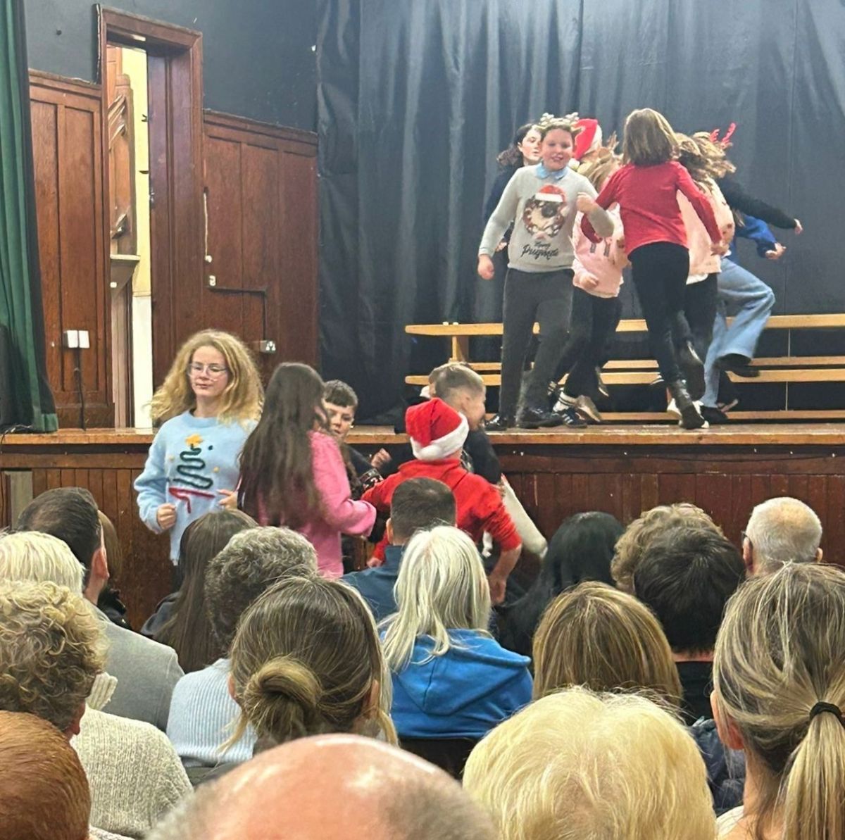 West Coast Today - News - Castlehill pupils spread Christmas cheer