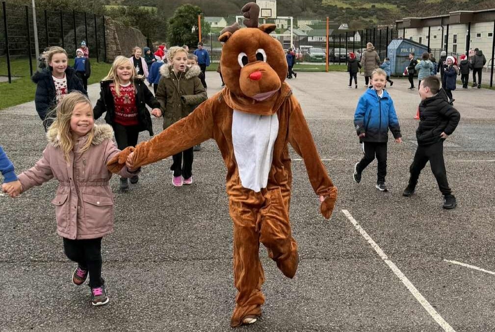Run, run, Rudolph! Kintyre children dash for cash before Christmas break