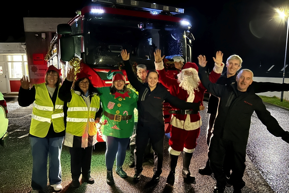 Tarbert fire service gives Santa a lift