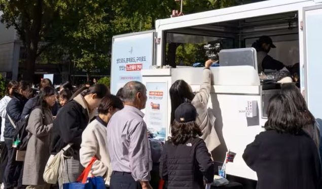 South Koreans queue at salmon truck for upload South Koreans queue at salmon truck for upload