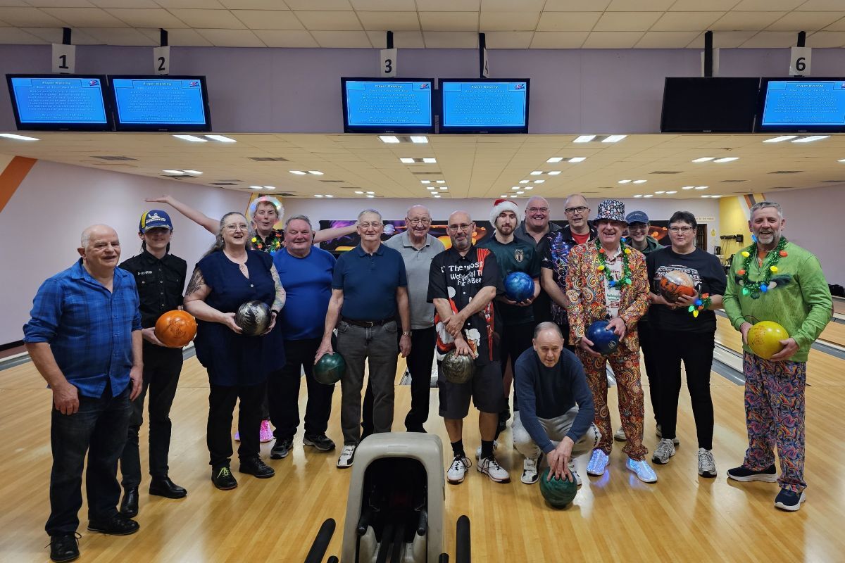 Alleycats claw their way back to the tenpin top spot