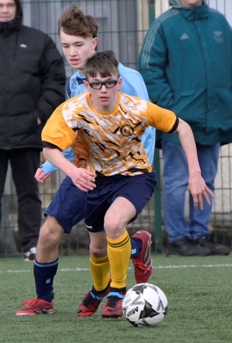 Mason Keenan takes control of the ball. Photograph: Iain Ferguson, alba.photos.