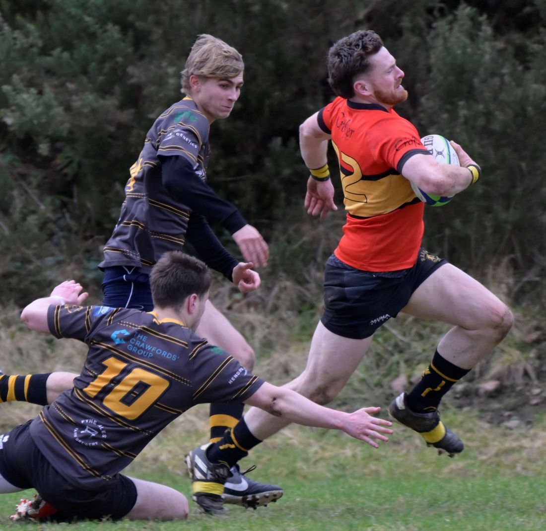 Tom Moore outmanoeuvres Mid Argyll approaches. Photograph: Iain Ferguson, alba.photos.