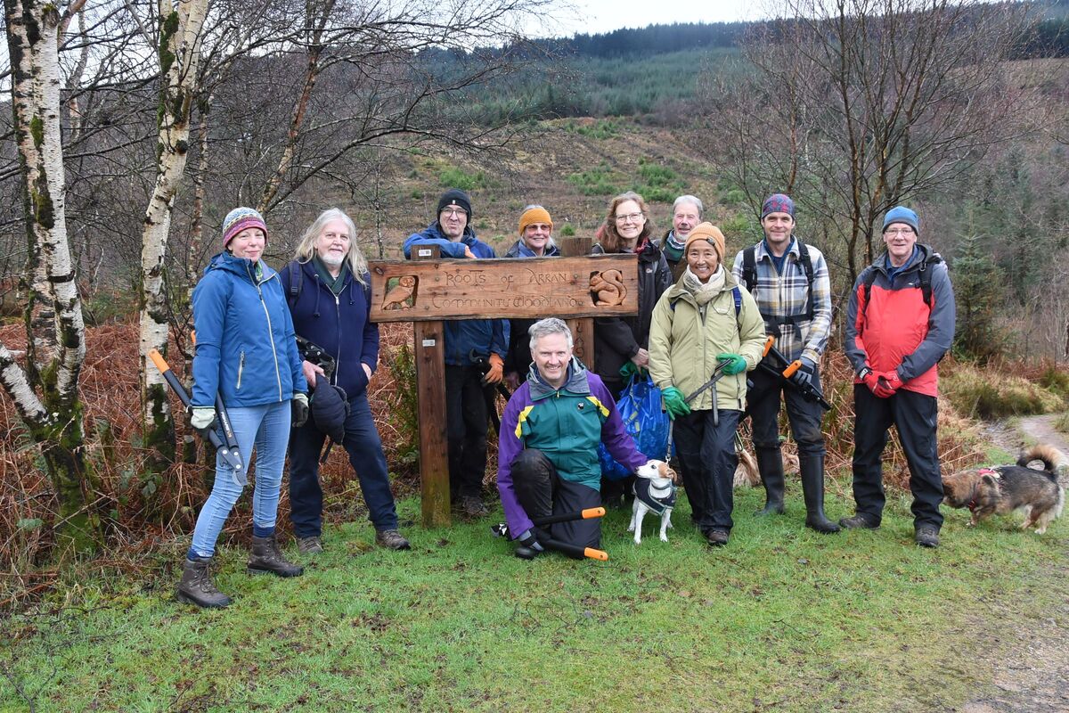 01 B07ROA01 26 volunteers gather
