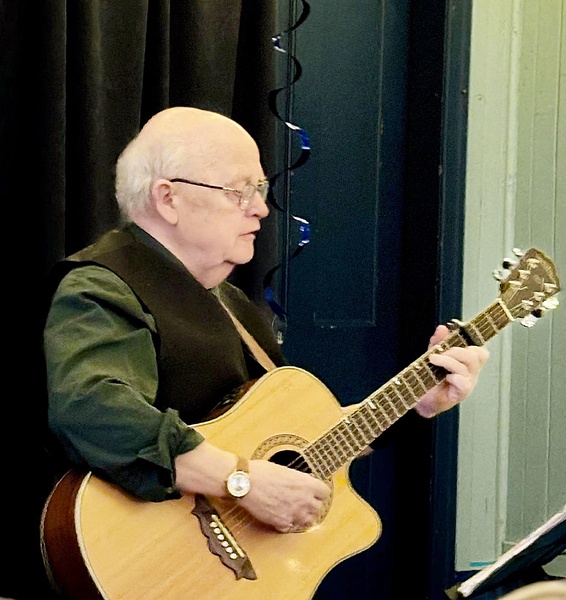 George Ferguson entertained the guests by reciting two Burns&rsquo; poems which were set to music. Photograph: Arran Whisky Society. 