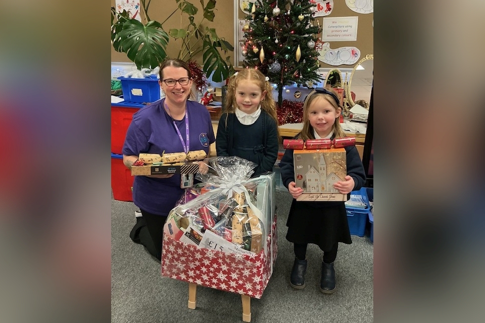 Hampers bring in &pound;225 for school