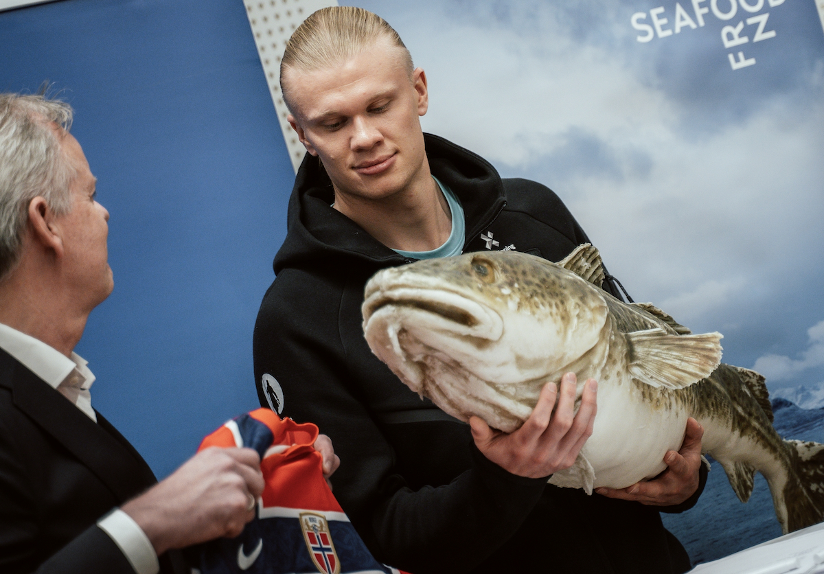 Erling Haaland signs with Seafood Council photo Gina Brady LosCo