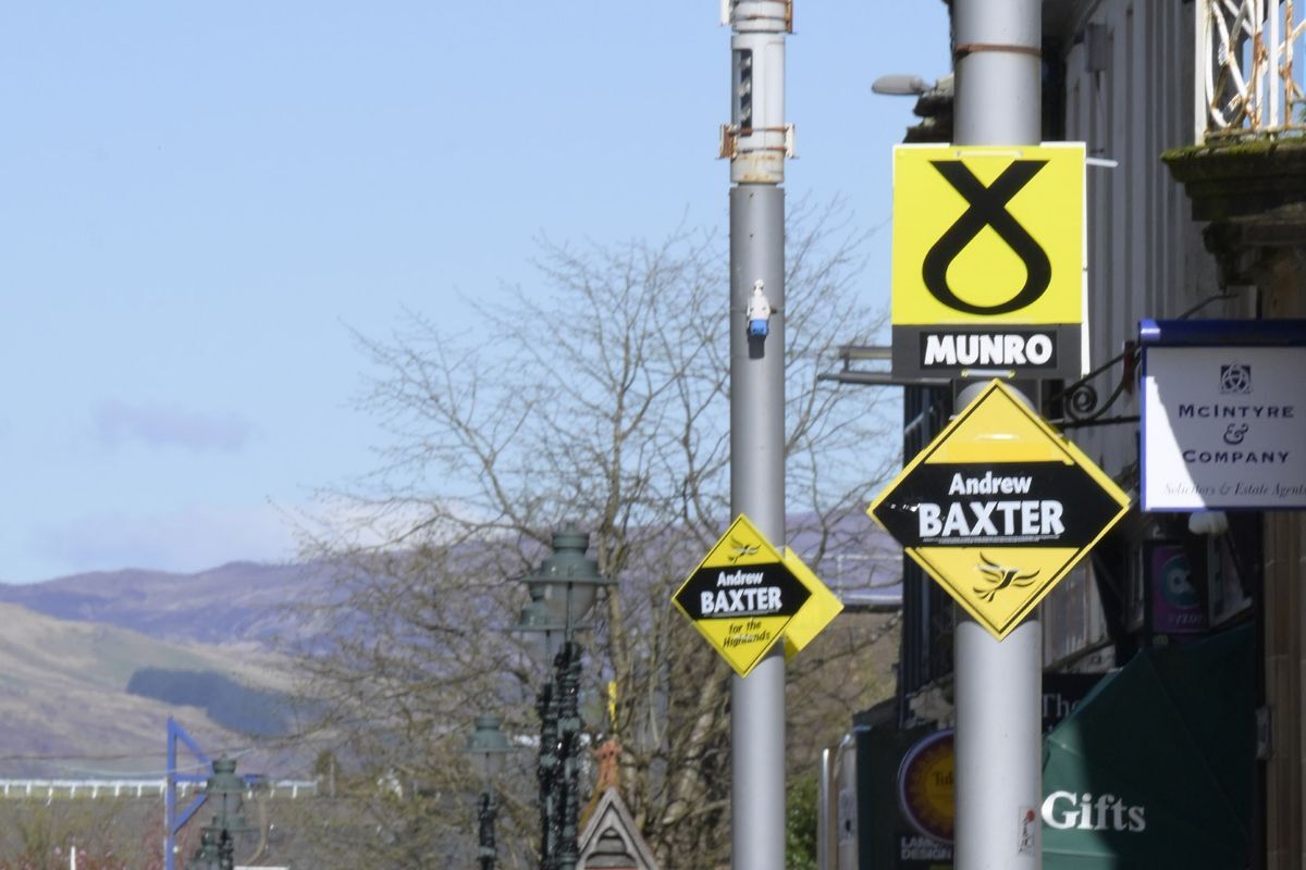 Police alerted following removal of SNP signage in Fort William