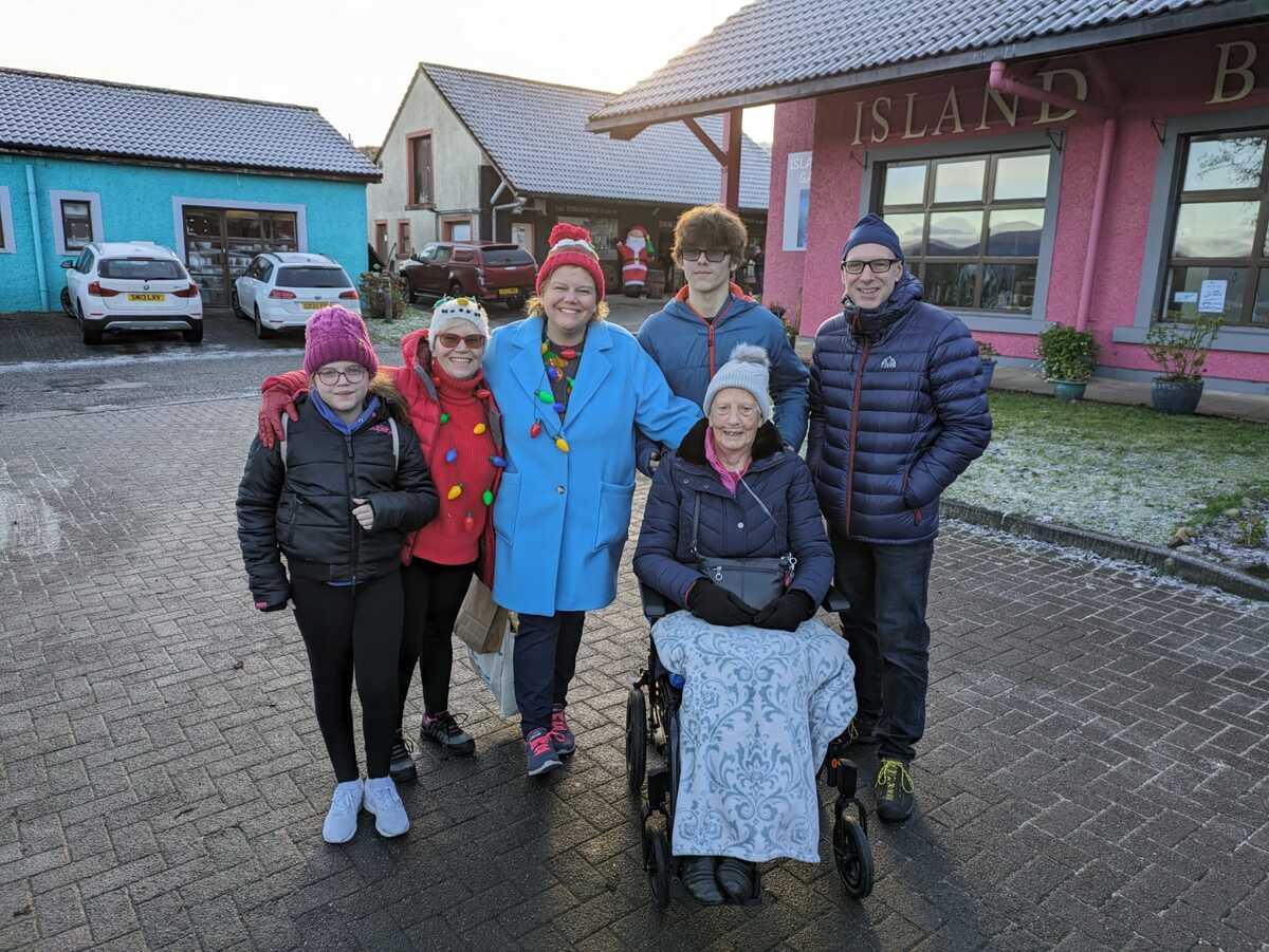 no t19 margo ewan denise and family on an outing