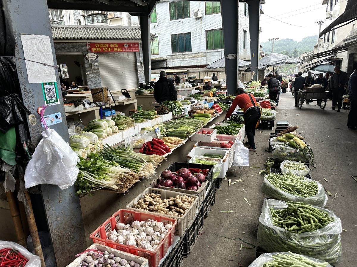 A glimpse of everyday life in Sichuan, where Iain and Shelley have been immersing themselves in the local culture.
