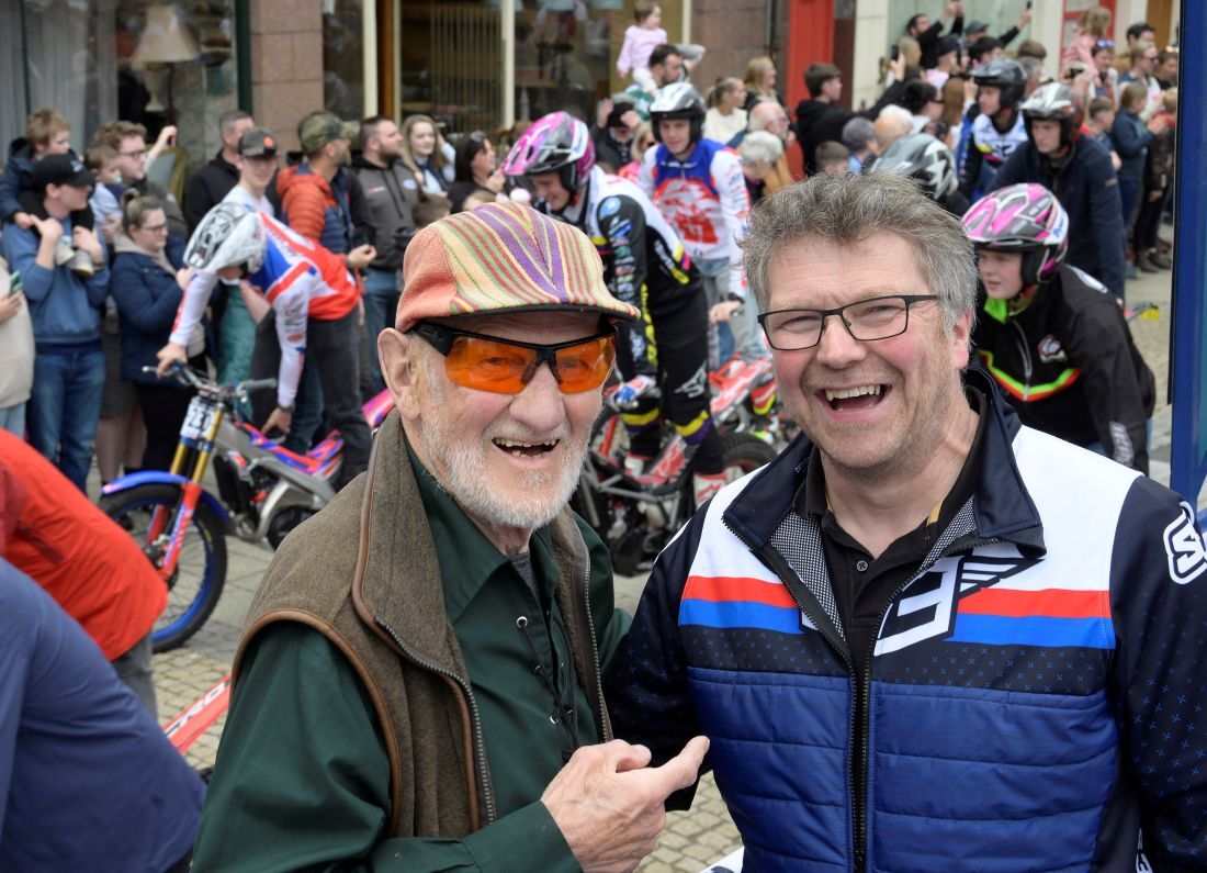 Alex Gillespie (left) who gave the speech of welcome, with SSDT official, local man, David Dignan. Photograph: Iain Ferguson, alba.photos.