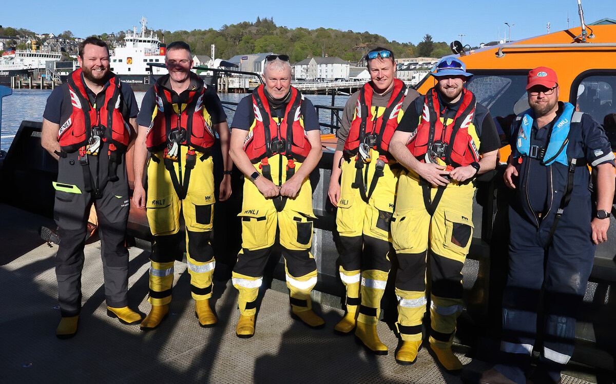 no t19 Ruairidh with his crew for the final assessment
