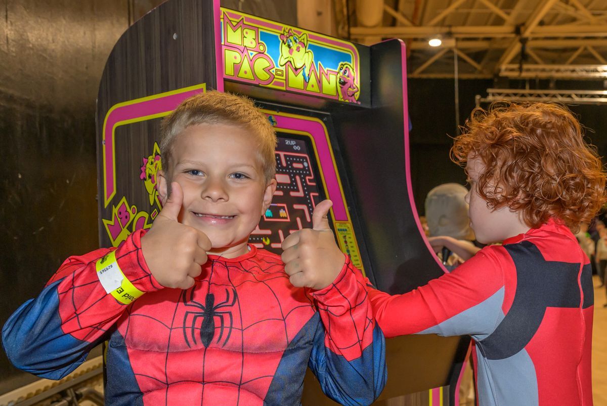PH F20 Comic Con 01 Spidey gives Pac Man the thumbs up Photo Phil Hughes web