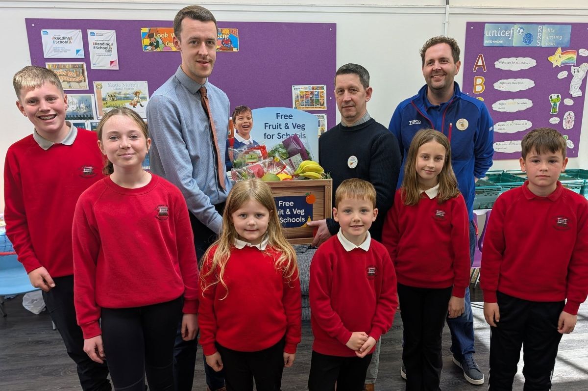 Dalintober Primary teacher Louis McLean and pupils receive free fruit and vegetables from Tesco’s David Brown and Danny Rich. Dalintober Primary teacher Louis McLean and pupils receive free fruit and vegetables from Tesco’s David Brown and Danny Rich.