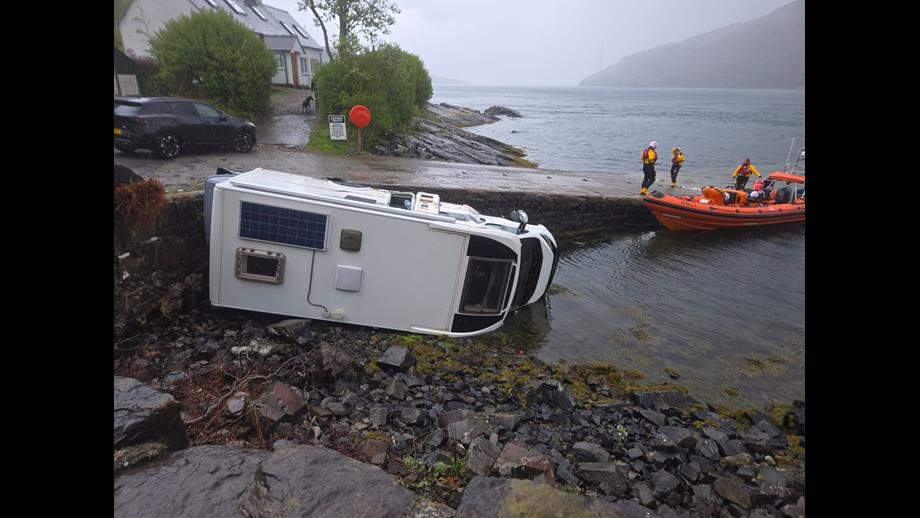 NO T22 Skye campervan falls into sea 02